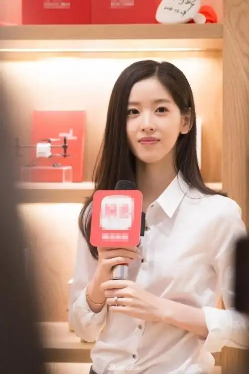 奶茶妹妹章泽天开始学投资当妈后多花时间照看娃