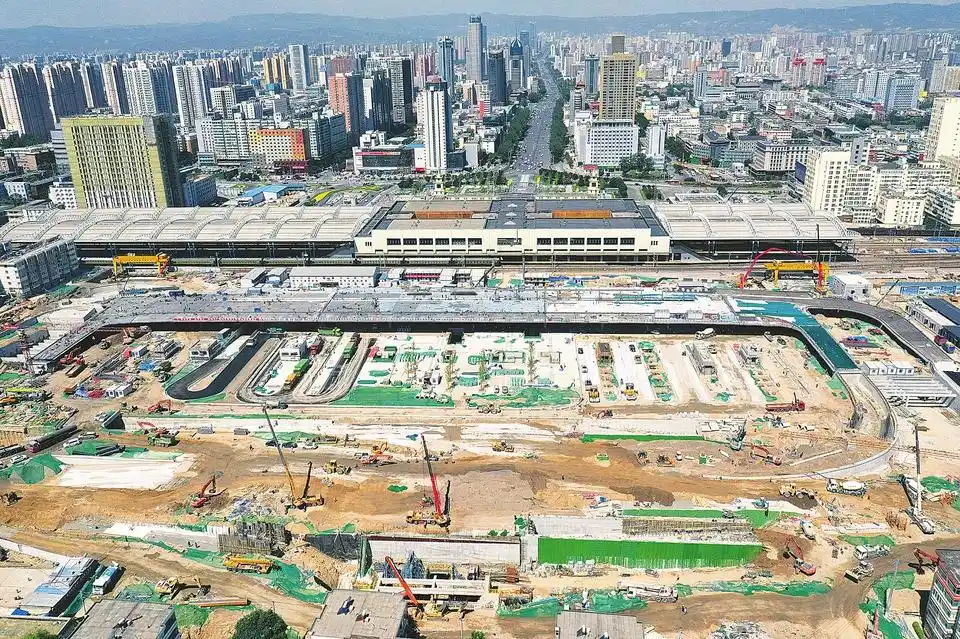7月1日,太原火车站东广场建设工地一派繁忙景象.