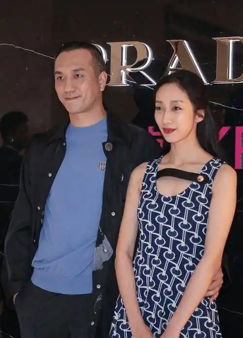 原创黄觉看女人眼光好麦子举止高级优雅穿印花裙也不显艳俗气质