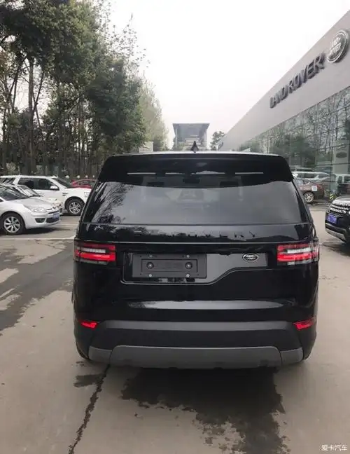 路虎发现5黑色不错体形感觉比揽胜运动大