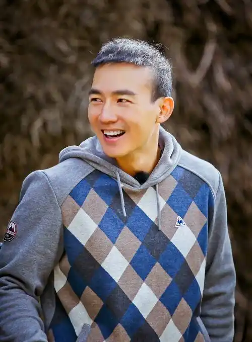 青春美少女队成名曲《快乐宝贝》被刘畊宏杭州唱响