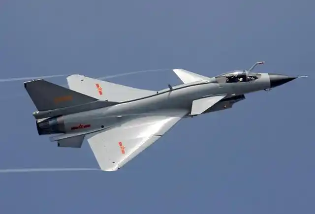 歼10采用鸭式布局,翼身融合,座舱后面的一对鸭翼成为歼-10的标志性