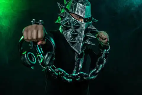 一个戴着头盔的神秘人,头戴蝙蝠,戴着黑色的锁链.