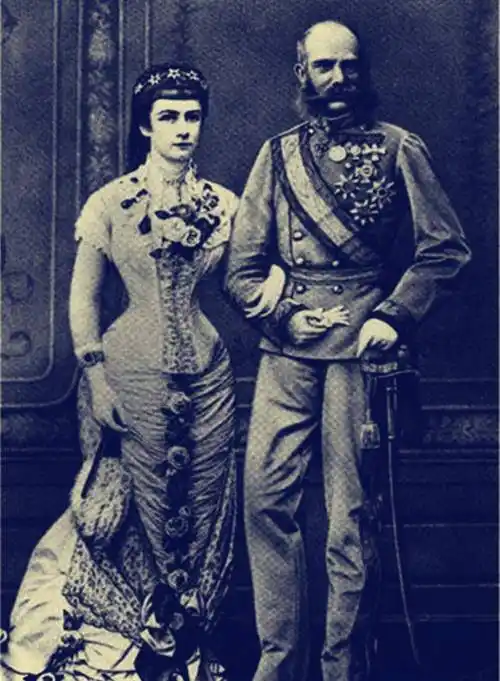 真实的茜茜公主:用小牛肉敷脸,一生穿束身衣,依旧难逃悲惨命运