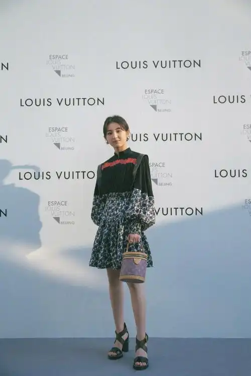 原创张子枫私下好节约穿337卫衣配马尾辫晒自拍素颜少女肌没毛孔