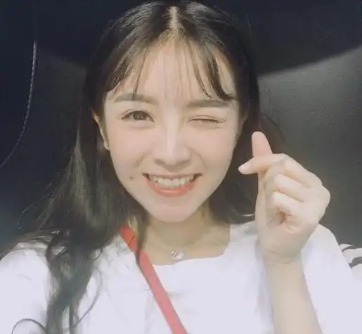 脸上比心的头像 头像图片大全 -【爱个性】