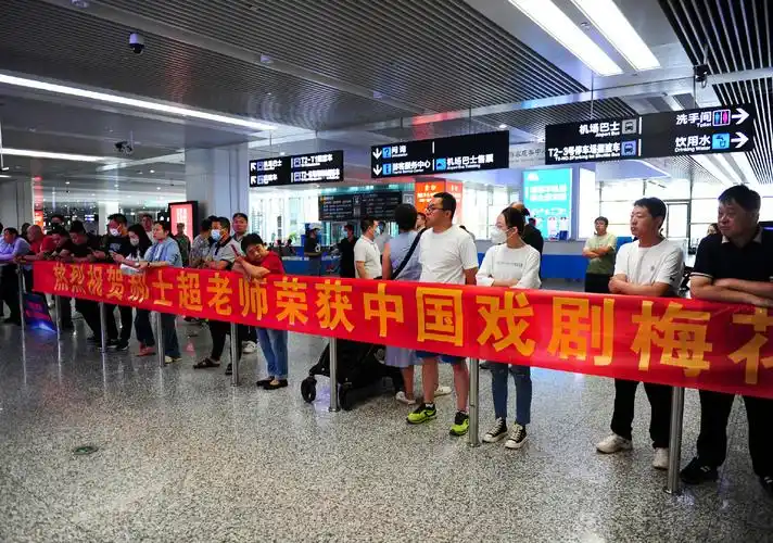 昨天中午,石家庄正定国际机场接机口,一条红色横幅格外醒目.