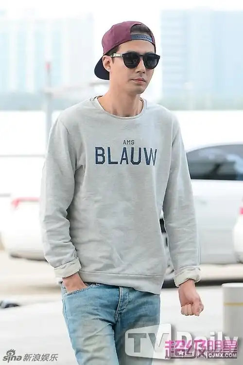 组图:赵寅成变休闲潮男 帽子反戴胡茬有点帅