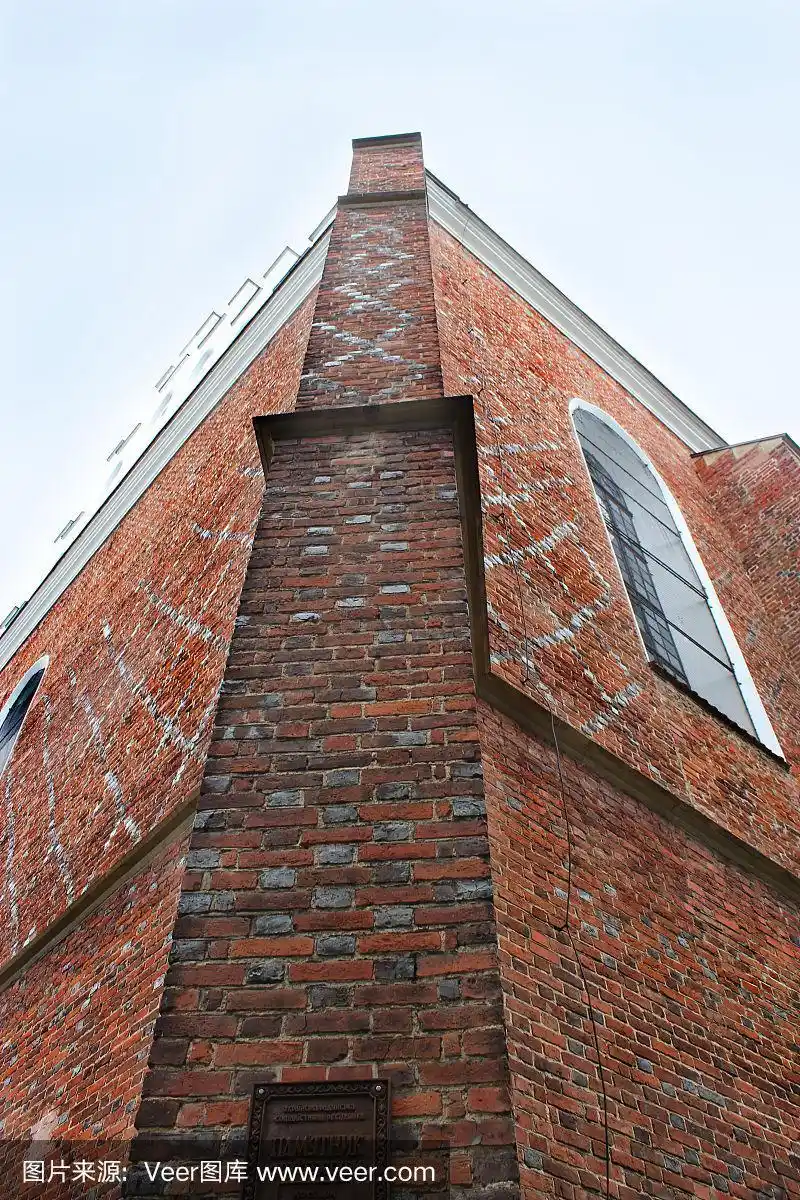 红砖砌成的高墙