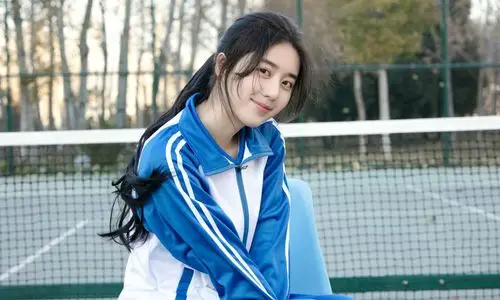 演员李凯馨元气校服写真曝光 清纯可爱演绎少女活力