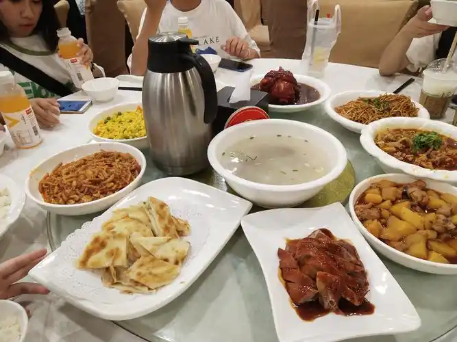 晚上是在外滩的宝龙酒店吃饭,今晚有许多上海特色菜,我吃的好饱.