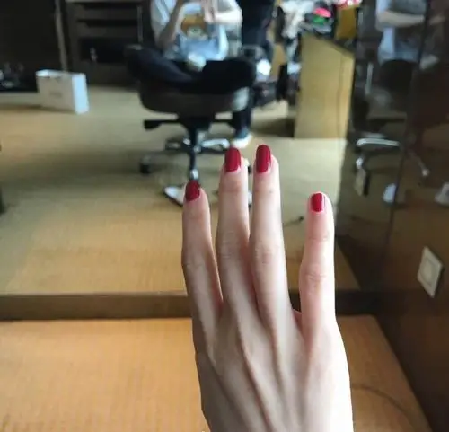 张靓颖晒美手自拍手上已不见婚戒