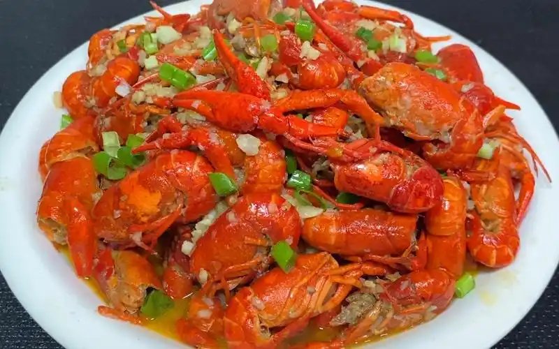 蒜蓉小龙虾的家常做法,虾肉鲜嫩入味,蒜香浓郁,好吃的嗦手指