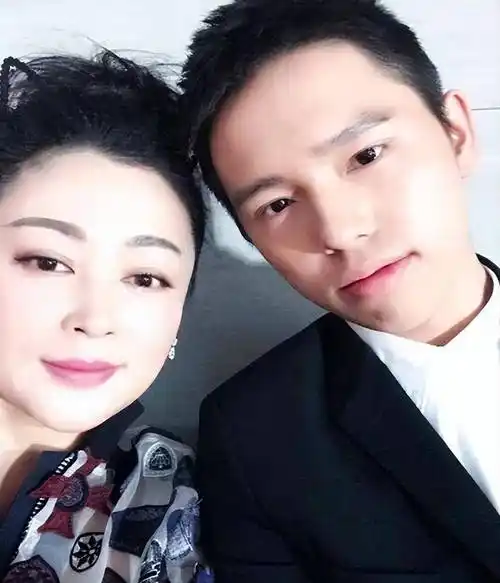 看了蒋勤勤大儿子的颜值,才知道陈红有多努力在改变遗传基因了_陈凯歌