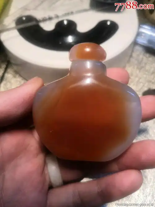 玛瑙鼻烟壶一个