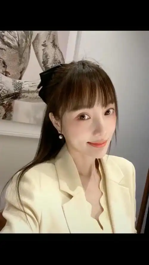 李小璐直播风波后穿西装现身,不惧热议分享将上新的网红穿搭!