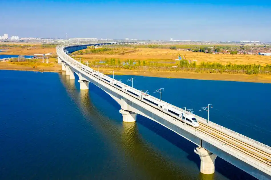 试验列车行驶在京滨城际铁路北辰站至宝坻南站间.(受访单位供图)