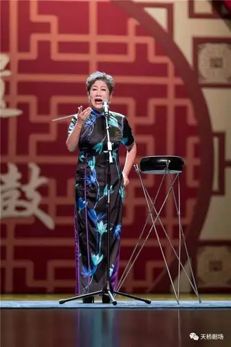 又学唱梅花大鼓之后她在群英戏园和小梨园曲艺厅演唱她与京韵大鼓名家