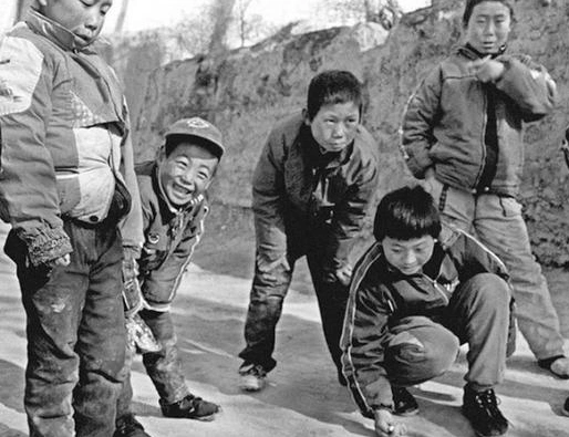 80年代怀旧老照片回不去的童年这些游戏你确定都玩过吗