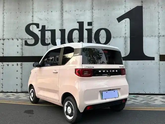 两个多的代步车五菱宏光mini马卡龙