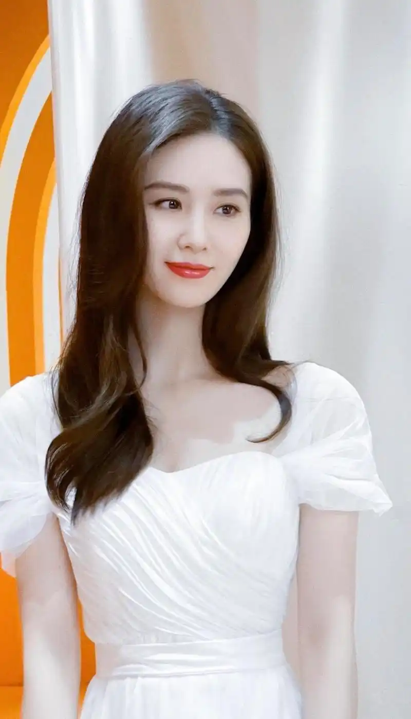 刘诗诗高清写真美图:如花似玉,秀丽动人