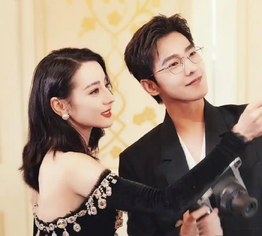 《荣耀》收官,迪丽热巴谈三次演女明星,发文告别与杨洋夫唱妇随