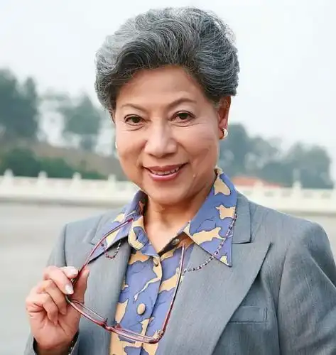 回顾未嫁人的8位大龄女港星有人被骗有人活的卑微情路坎坷