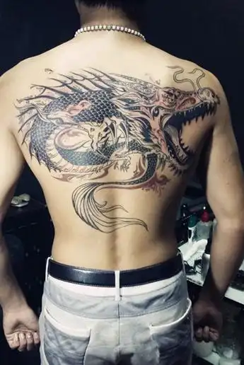 满背邪龙纹身图案