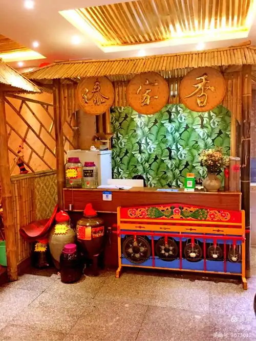 大理市的傣族饭店内景