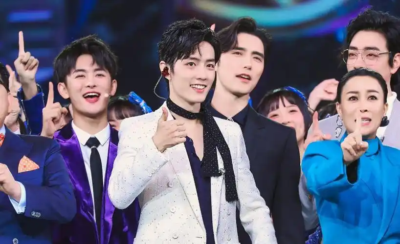 原创肖战朱一龙和两位前辈同框合影站在一起气场也丝毫不弱吧