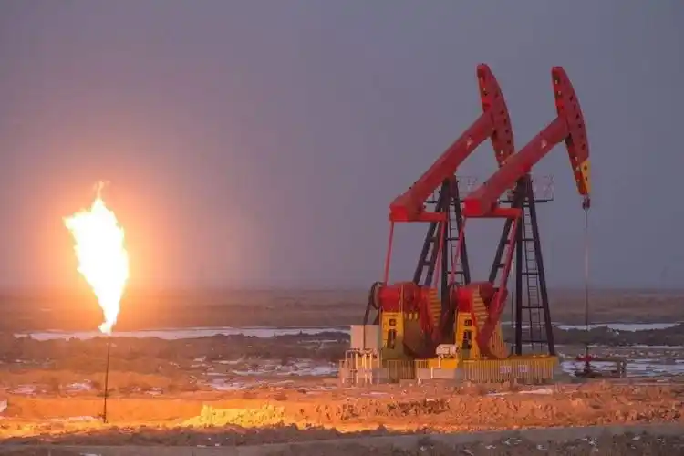 油田里为什么总有一根管道在喷火日夜不息不怕引起危险吗