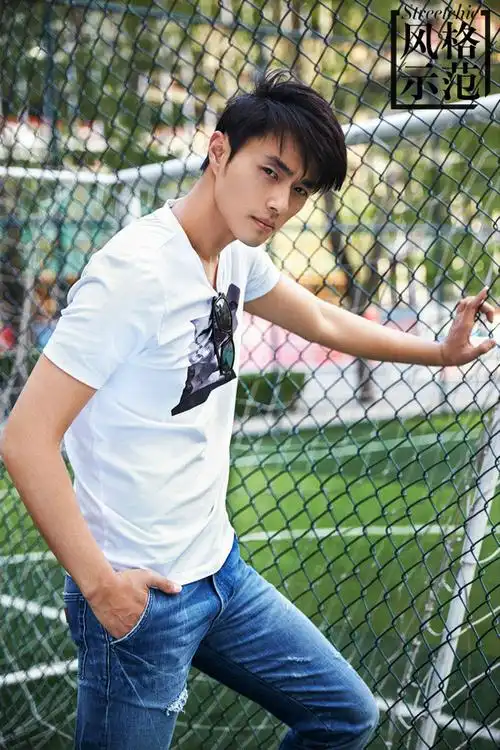 出自于大连新面孔艺术学校的男模赵磊,曾为prada男装拍摄全球广告宣传