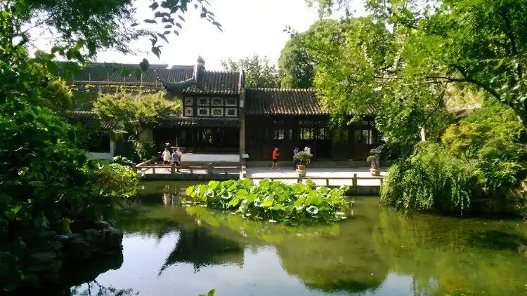 绿荫轩,小巧雅致的临水敞轩,赏春景的好去处.