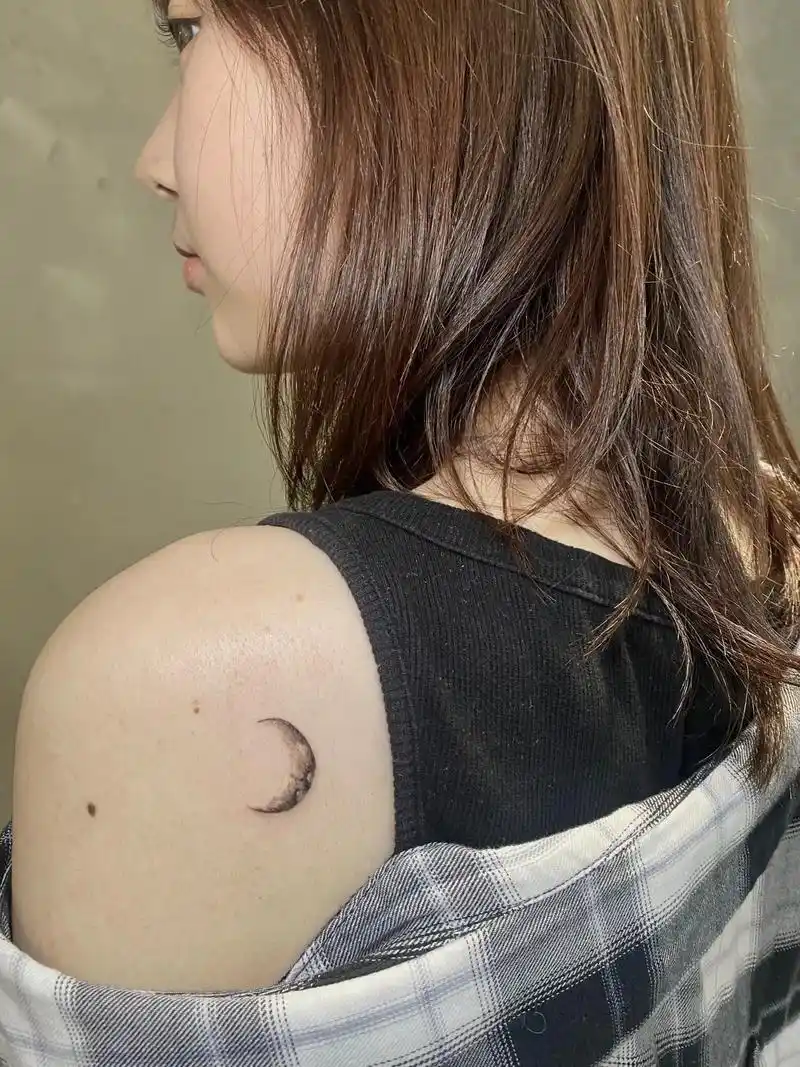 大连纹身小清新月亮一枚