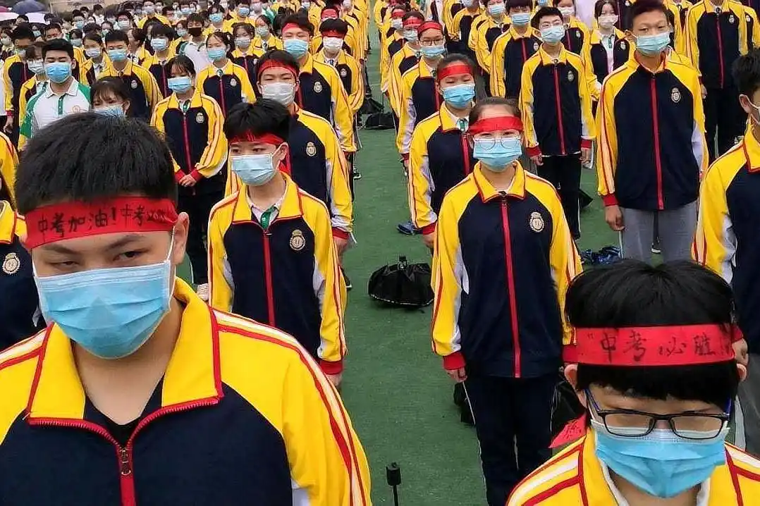 特殊的毕业礼,武汉市南湖中学,为毕业生赠送定制版口罩