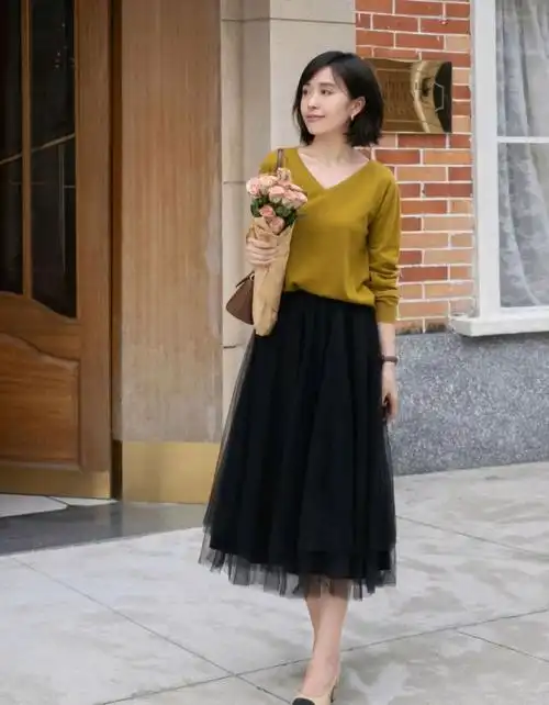 原创40岁的女人该怎么打扮自己?简约温柔的穿搭是首选,减龄又有气质