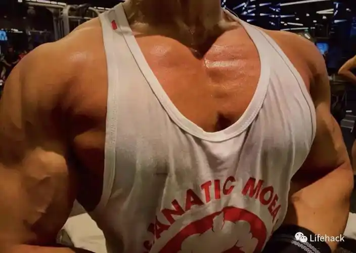 相同衣服,穿在肌肉男和普通人身上对比_健身