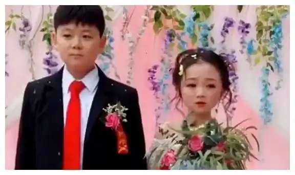 30岁的袖珍女孩长相身高停留十岁收获美好人生