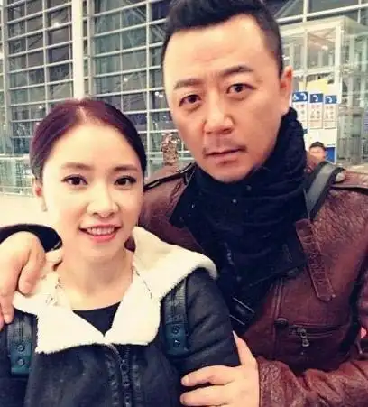 前段时间,有记者在街拍时,非常意外地拍到了郭涛驾车来到北京某民政局