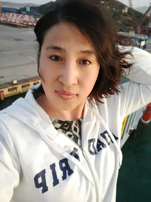 54岁老太太旅途自拍～(多数美颜的)