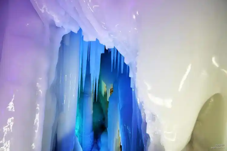 全国最大冰洞洞内外冰火两重天