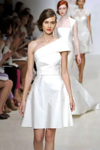 缎面伴娘礼服_象牙白色单肩斜肩缎面短款伴娘礼服聚会晚会短晚装春季