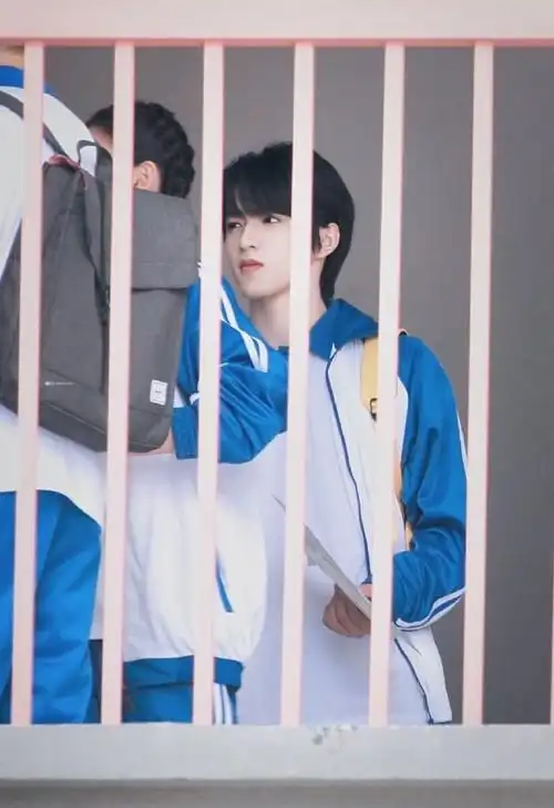 刘耀文夏夜校服大片##刘耀文校服侧颜照