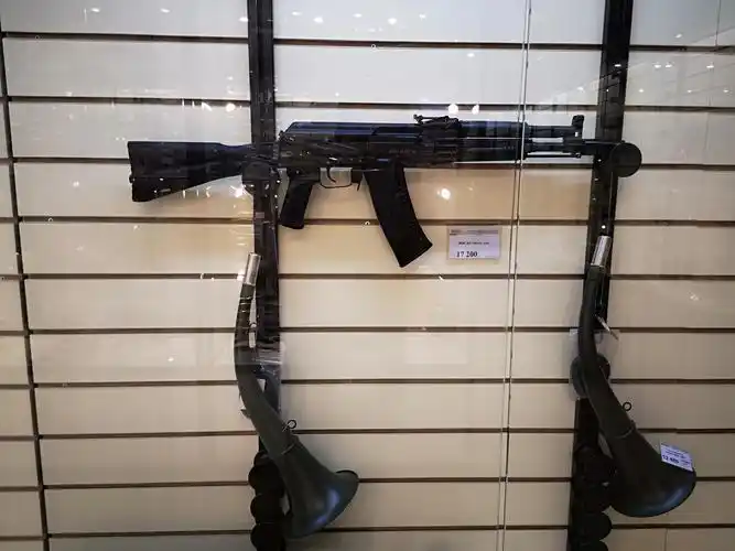 前方:探秘俄罗斯街头武器店 枪械装备琳琅满目