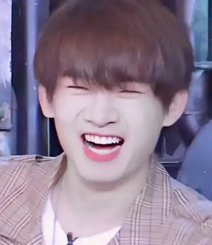 喜欢看姚琛的笑容,笑起来见牙不见眼的样子太可爱了,每次看见他的笑