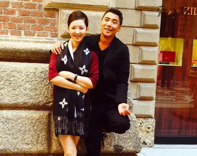 屠洪刚才收获了真正的幸福,三婚娶了圈外老婆小岳,关于小岳的具体身份