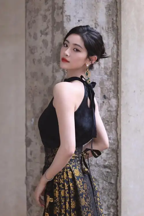 许佳琪超话02@许佳琪kiki    时装周番外记  分享快乐,加倍开心!