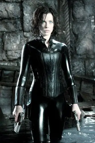 《决战异世界》凯特贝琴萨虽然邪恶,但是杀气十足让她看起来超性感!