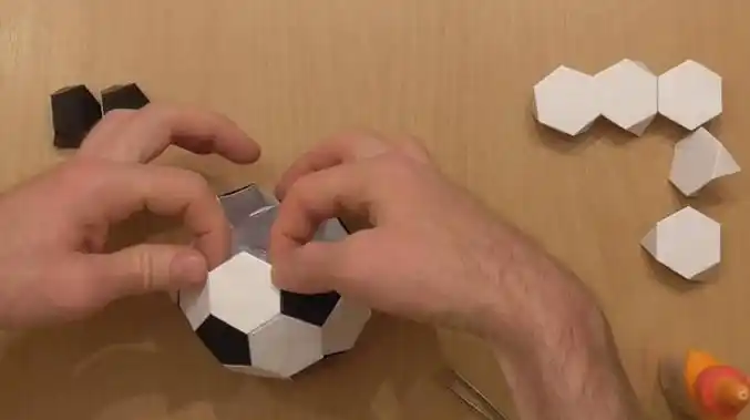 世界杯折纸:折纸手工足球图解,怎么做足球手工作品简单