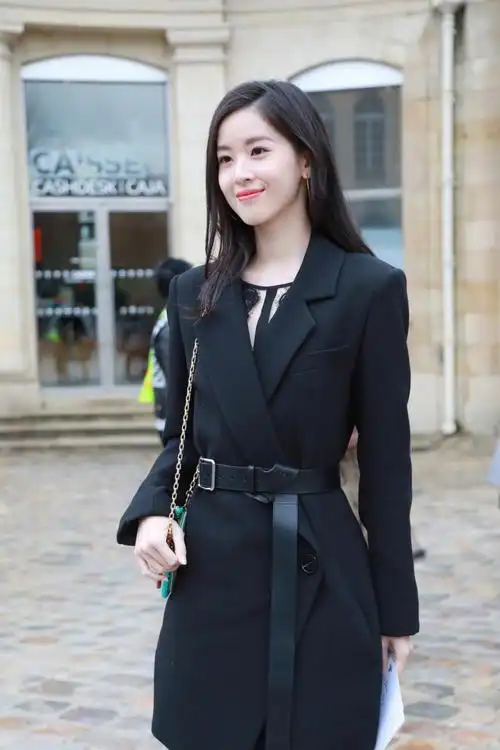 章泽天蕾丝内搭巴黎看秀性感写真图片